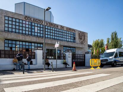 Varias personas, el lunes ante la entrada del Colegio Virgen de Europa, en Boadilla del Monte (Madrid).