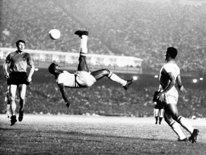 Pelé hace una chilena durante un partido amistoso contra la selección de Bélgica en Río de Janeiro (Brasil), en 1968.