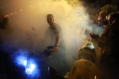 Un joven quemando neumaticos en la avenida principal de Jerez, 