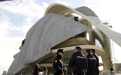 Policías junto al Palacio de las Artes de Valencia.