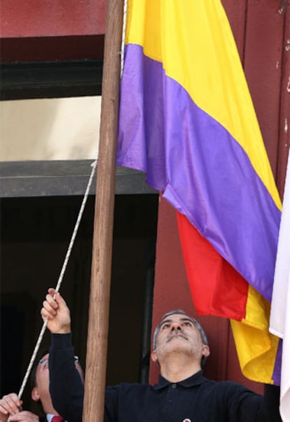 El coordinador general de IU, Gaspar Llamazares, ha aprovechado el 75º aniversario de la victoria en las urnas de los republicanos para reivindicar una tercera República, para que España "avance en justicia social y en democracia".