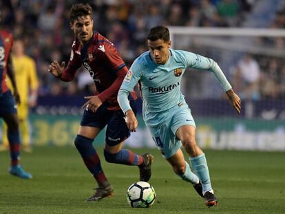 Coutinho ante Campana en el Levante-Barça. 