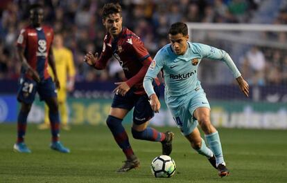 Coutinho davant Campana al Llevant-Barça.