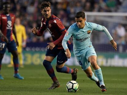 Coutinho ante Campana en el Levante-Barça. 