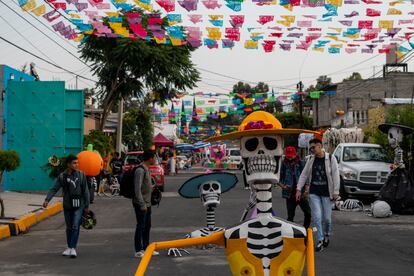 Los jóvenes que han adoptado y continuado con la tradición de esperar el regreso de las almas, han sido parte fundamental para que la tradición de la noche de muertos se mantenga viva.