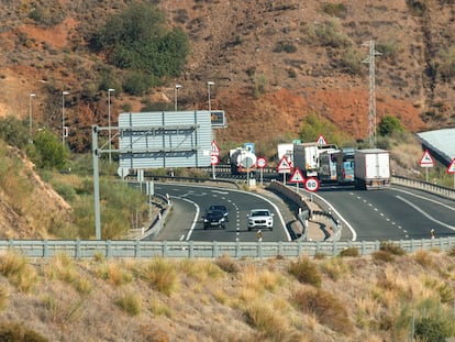 Tres personas han muerto y varias han resultado heridas este domingo en un accidente de tráfico registrado en la A-7 a la altura de Rubite (Granada) al chocar una furgoneta con la pared dentro de un túnel.
