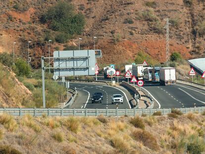 Tres personas han muerto y varias han resultado heridas este domingo en un accidente de tráfico registrado en la A-7 a la altura de Rubite (Granada) al chocar una furgoneta con la pared dentro de un túnel.