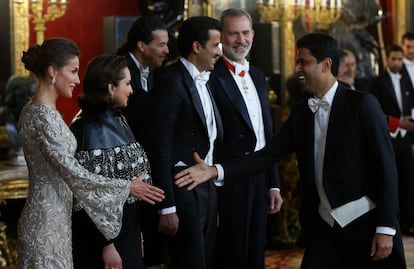 El empresario catarí y presidente del PSG, Nasser Al-Khelaifi, saluda a la reina Letizia en presencia del rey Felipe y el emir de Qatar, Tamim bin Hamad Al Thani.