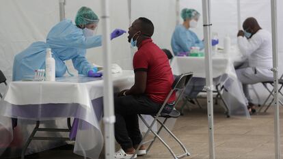 El personal sanitario realiza pruebas PCR en unas carpas instaladas el pasado lunes en Ordizia (Gipuzkoa).