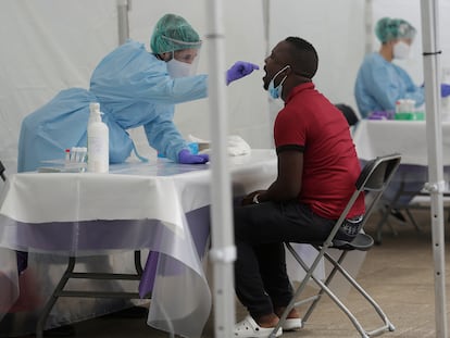 El personal sanitario realiza pruebas PCR en unas carpas instaladas el pasado lunes en Ordizia (Gipuzkoa).