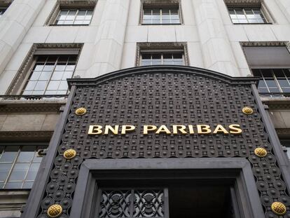 Logotipo de BNP Paribas en su oficina principal en Francia