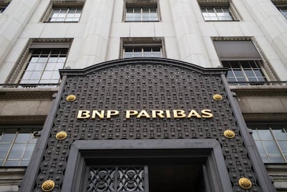 Logotipo de BNP Paribas en su oficina principal en Francia