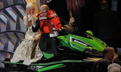 Mark Bridges Y Helen Mirren en moto acuática.