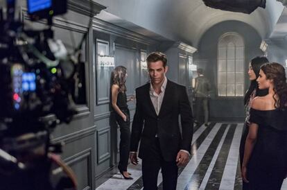 Chris Pine, durante el rodaje del nuevo spot de Armani Code Profumo. Lleva un esmoquin, claro.