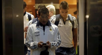 O atacante argentino Carlos Tévez chega com sua equipe ao hotel Bourbon no Paraguai para o encontro contra a seleção local. Os argentinos não contarão com Lionel Messi, afastado há faz três semanas, nem com Sergio ‘Kun’ Agüero, que sofreu uma lesão muscular na derrota da última quarta-feira contra o Equador.