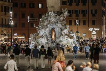 Ambiente nocturno en la plaza de Navona en Roma (Italia). El país espera contar con las primeras vacunas del coronavirus antes de final de año y las primeras dosis, alrededor de dos o tres millones, irán destinadas a los trabajadores sanitarios y a las personas mayores con enfermedades, particularmente las que se encuentran en residencias.