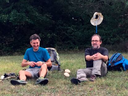 El documentalista Patxi Uriz, a la izquierda, y el periodista Antonio Manfredi descansan en medio de una etapa del Camino de Santiago en Navarra.