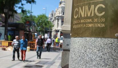 Placa de la CNMC en la entrada a su sede en Madrid.