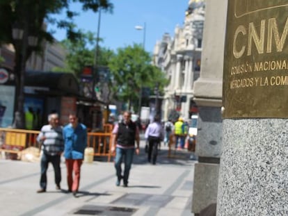 Placa de la CNMC en la entrada a su sede en Madrid.