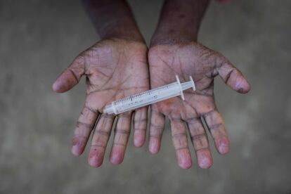 El niño rohingya Mohhamad Hussein, de 10 años, que llegó a Bangladesh en octubre, sostiene una jeringa desechable con la que estaba jugando en el campamento de refugiados de Thankhali en Cox’s Bazar. 