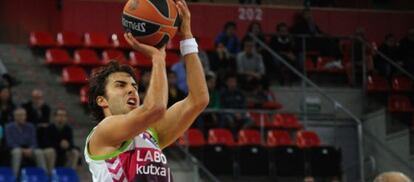 Sasha Vujacic, este viernes en una jugada de su primer partido con el Laboral Kutxa.