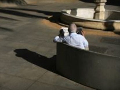 Un jubilado en una plaza de Sevilla