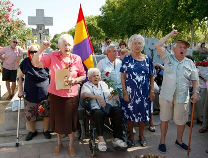 Acto conmemorativo del 70º aniversario del fusilamiento de las Trece Rosas, en el cementerio civil de La Almudena el 5 de agosto de 2009.