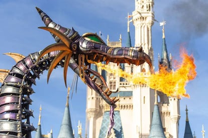 El dragón de Maléfica durante un desfile frente al castillo de Cenicienta en el parque Magic Kingdom de Orlando.