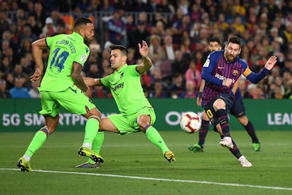 Lionel Messi en el monento de marcar el gol que le va a dar el título de Liga al Barça.