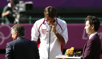 Federer besa la medalla de plata obtenida en los Juegos de Londres 2012