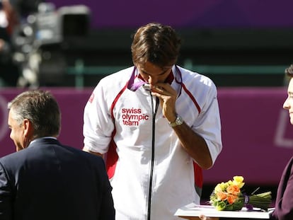 Federer beija a medalha de prata nos Jogos de Londres 2012.