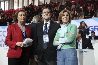 Luisa Fernanda Rudi, que preside el Congreso Nacional del partido, junto al presidente Mariano Rajoy y Maria Dolores de Cospedal, en la Caja Mágica de Madrid.