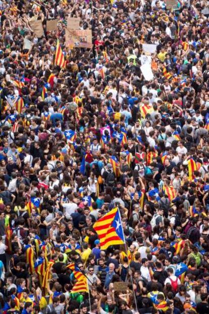 Manifestaci&oacute;n en Barcelona contra la violencia policial durante la celebraci&oacute;n del refer&eacute;ndum.