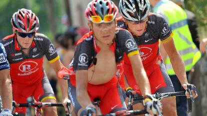 Jani Brajkovic, entre Chris Horner (izquierda) y Lance Armstrong, en la etapa que terminó en Morzine-Avoriaz en el Tour 2010.