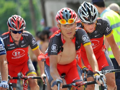 Jani Brajkovic, entre Chris Horner (izquierda) y Lance Armstrong, en la etapa que terminó en Morzine-Avoriaz en el Tour 2010.