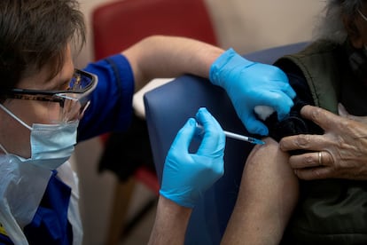 Un hombre recibe la primera de las dos inyecciones de la vacuna Pfizer y BioNTech contra la covid-19 en Londres, Reino Unido.