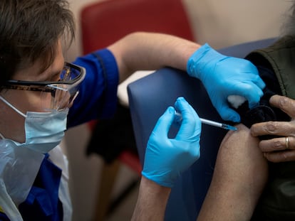 Un hombre recibe la primera de las dos inyecciones de la vacuna Pfizer y BioNTech contra la covid-19 en Londres, Reino Unido.