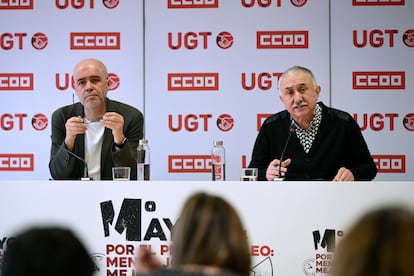 Los secretarios generales de CC OO y UGT, Unai Sordo (i) y Pepe Álvarez, presentan en rueda de prensa la jornada de movilizaciones del Primero de Mayo.