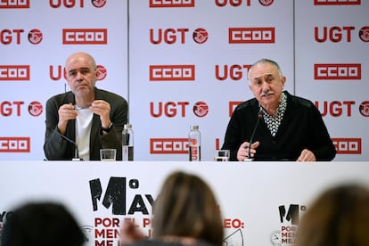 Los secretarios generales de CC OO y UGT, Unai Sordo y Pepe Álvarez, respectivamente, durante la rueda de prensa celebrada este viernes en Madrid.