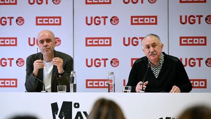 Los secretarios generales de CC OO y UGT, Unai Sordo y Pepe Álvarez, respectivamente, durante la rueda de prensa celebrada este viernes en Madrid.