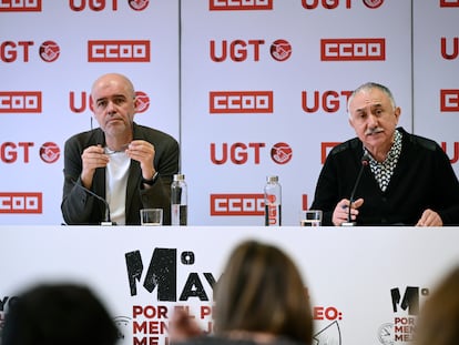 Los secretarios generales de CC OO y UGT, Unai Sordo y Pepe Álvarez, respectivamente, durante la rueda de prensa celebrada este viernes en Madrid.