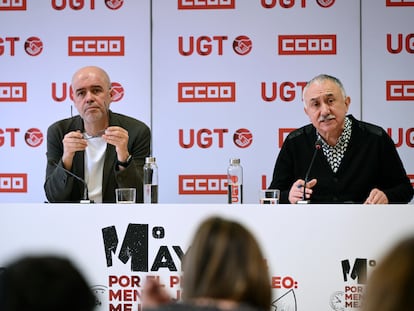 Los secretarios generales de CC OO y UGT, Unai Sordo (i) y Pepe Álvarez, presentan en rueda de prensa la jornada de movilizaciones del Primero de Mayo.