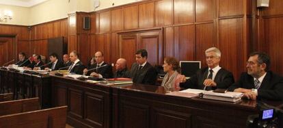 Los acusados, sus abogados y las acusaciones en el juicio del caso Mercasevilla. A la derecha, el exdelegado de Empleo Antonio Rivas.