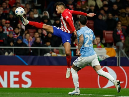 Nahuel Molina en acción durante un partido de la Champions League esta temporada.