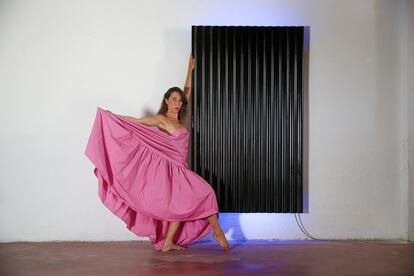 La bailaora Ana Morales, delante de la obra 'SIGNAL', en el taller del artista Cachito.