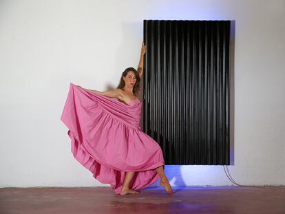 La bailaora Ana Morales, delante de la obra 'SIGNAL', en el taller del artista Cachito.