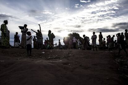<p>En 2017, 55.000 personas contrajeron el cólera en 24 de las 26 provincias del país y 1.190 de ellas murieron, según Médicos sin Fronteras.</p> <p>En la imagen, algunos refugiados en el área del mercado de un campamento para personas internamente desplazadas el 20 de marzo de 2018 en Kalemie (República Democrática del Congo).</p>