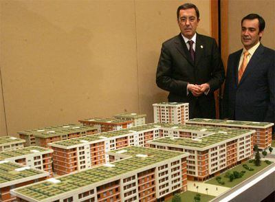José Luis Bilbao (a la izquierda) y Jabyer Fernández, en febrero de 2007 cuando presentaron una maqueta de pisos fabricados en serie.