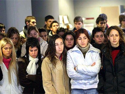 Estudiantes de Derecho de la Universidad de Lleida, ayer durante el minuto de silencio en protesta por la muerte de Maria Isabel Bascuñana.