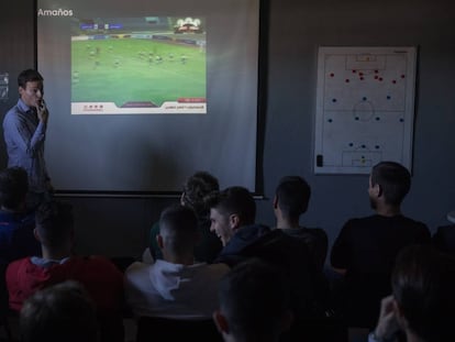 Pedro Varas, responsable de Integridad de LaLiga, muestra a los jugadores del Atlético B un vídeo de un amaño en una competición extranjera durante la charla de prevención de estos delitos para los jugadores.